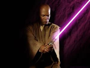 Samuel L. Jackson guarda la espada láser Lightsaber que usó en Star Wars