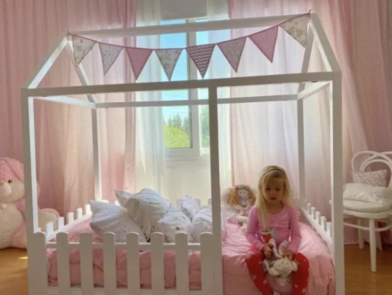 Matilda dejó la cuna y Luciana Salazar mostró cómo refaccionó su cuarto: cama muy original y deco a puro rosa