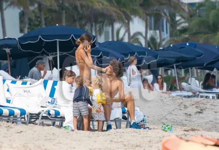 Pampita y Pico Mónaco, a puro beso y mimo en las playas de Miami