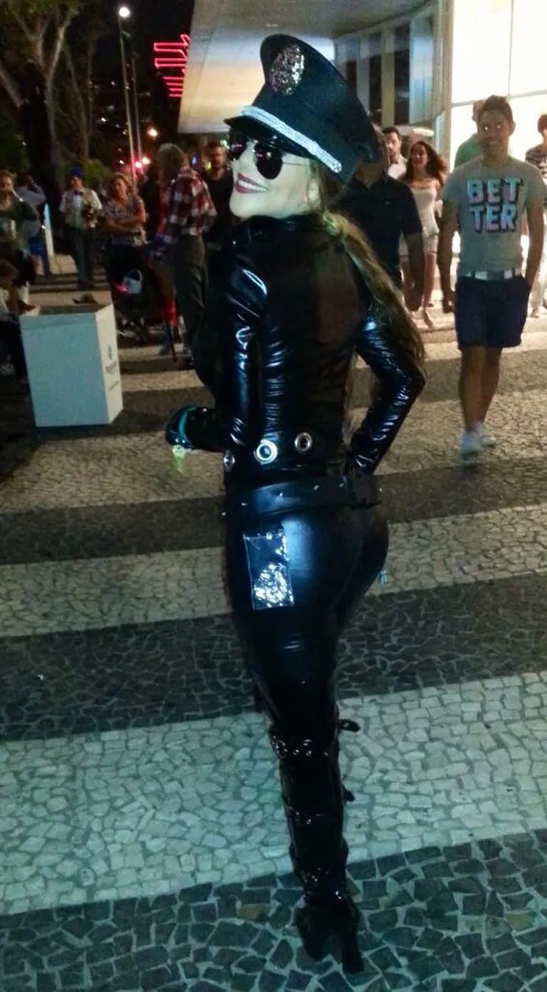 Mónica Ayos, la policía más sexy de la Noche de Brujas de Miami. (Foto: Twitter)
