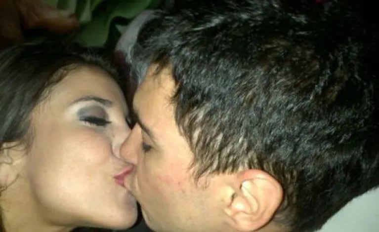 Andrea Rincón y Ale Sergi, a puro beso en Carlos Paz (Foto: Twitter). 