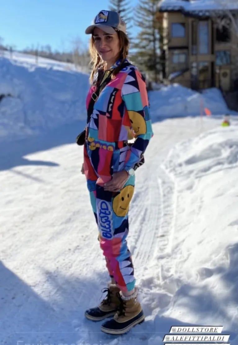 El look de Vero Lozano en sus vacaciones en Aspen: mono colorido y botas con corderito