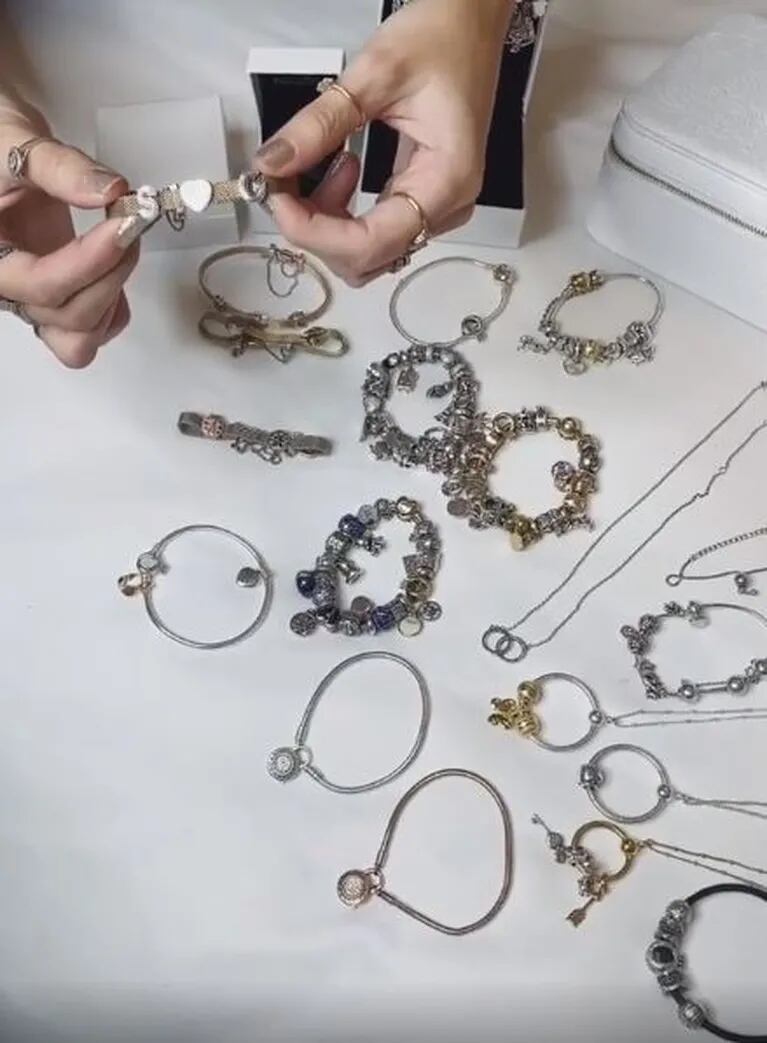 Stephanie Demner mostró la colección de joyas que guarda en su mesa de luz... ¡con clave de huella digital!