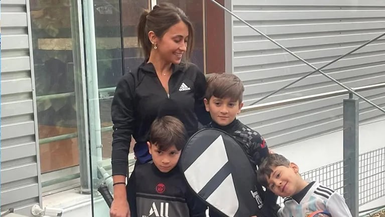 Antonela Roccuzzo y sus tres hijos con Lionel Messi empezaron a tomar clases de tenis.