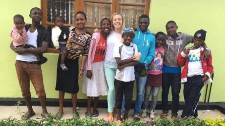 Tiene 26 años y adoptó a 14 niños huérfanos tras un viaje a África
