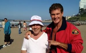 David Hasselhoff y Emilio Disi en la playa. (Foto: @DavidHasselhoff)