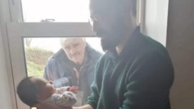 Enternecedor: Un abuelo conoció a su nieto a través de una ventana por la cuarentena.