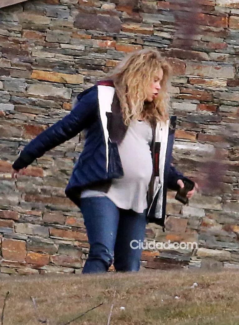 Shakira, embarazadísima junto a Milan, su hijo. (Foto: Grosby Group)