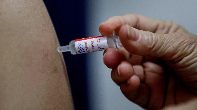 La obligatoriedad de una vacuna que aún no existe se politiza en Brasil. Foto: EFE.