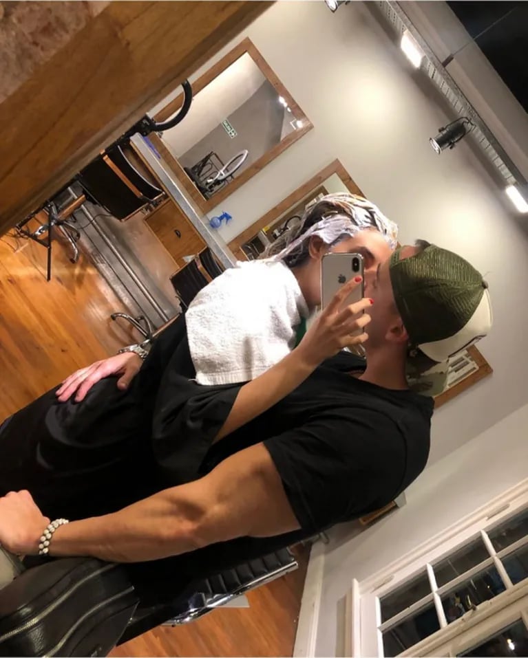 Charlotte Caniggia y su selfie con su novio, Roberto Storino en la peluquería