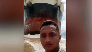Un agricultor brasileño grabó el momento en que un gran carguero se acercó peligrosamente a su pequeña embarcación
