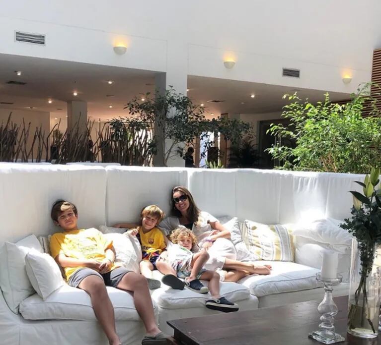 La tierna postal de Pampita con sus hijos en Ibiza: "Las mejores vacaciones"