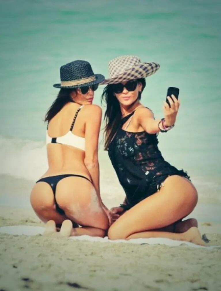 Karina Jelinek y Paz Cornú, produciendo una selfie en las playas de Miami. (Foto: @gastoncano)