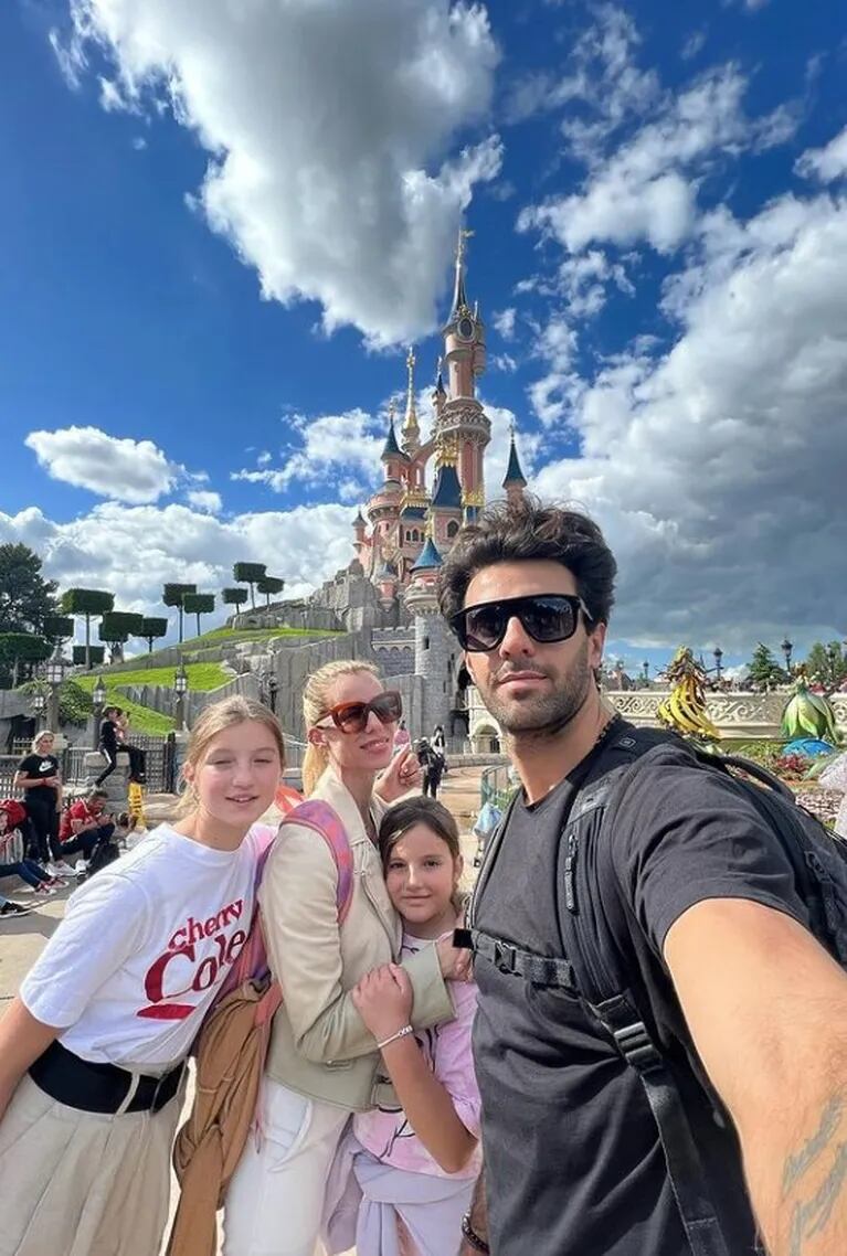 Nicole Neumann compartió el imperdible álbum de fotos junto a Manu Urcera y sus hijas en Disney París