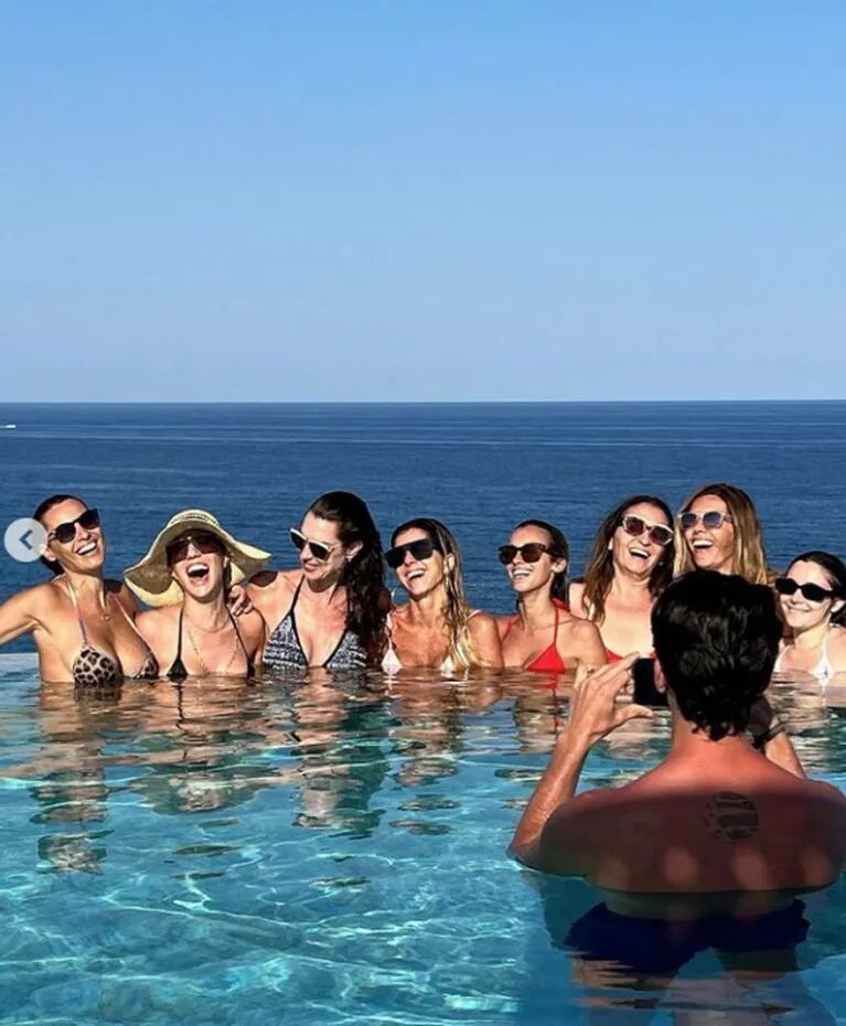 Pampita compartió las fotos de sus increíbles vacaciones en Ibiza con su familia y amigos 