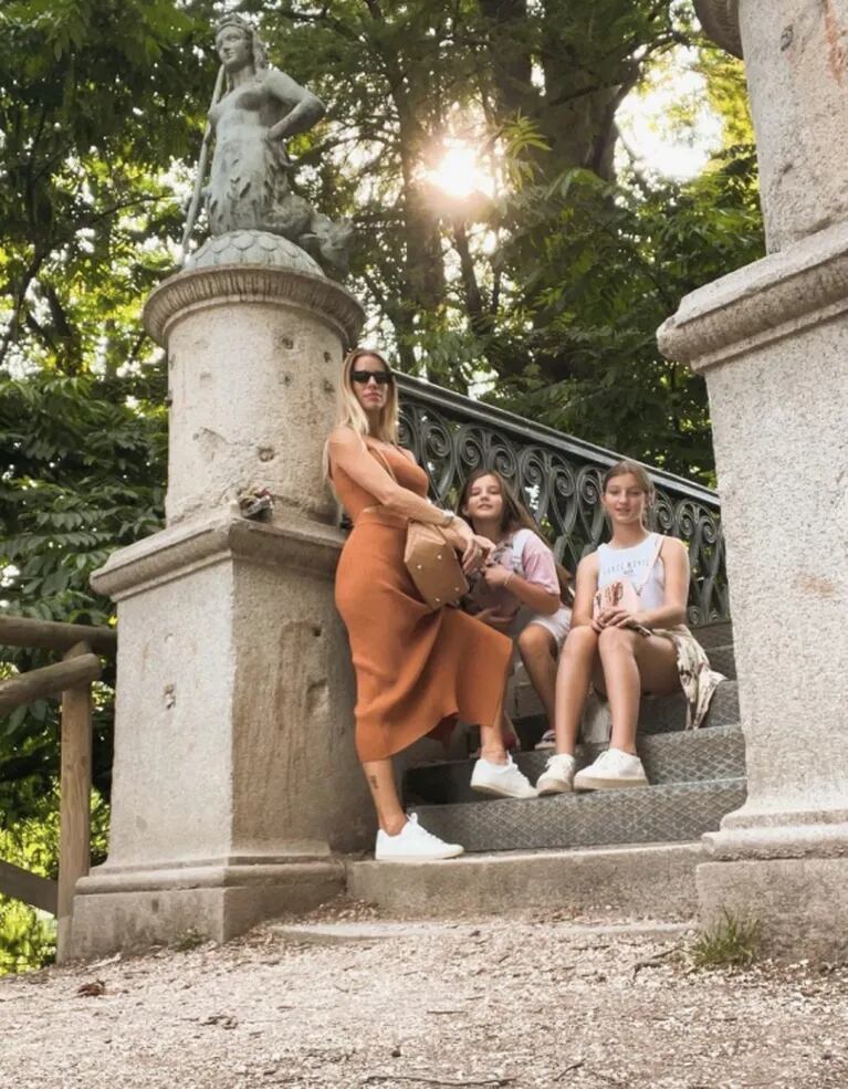 Nicole Neumann paseó por Milán con Sienna y Allegra Cubero: el álbum de fotos