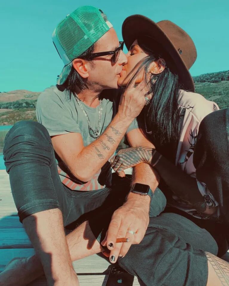 La primera foto de Cande Tinelli a los besos con Coti Sorokin, tras borrar su selfie a puro mimo: "El lugar es aquí y el momento ahora"