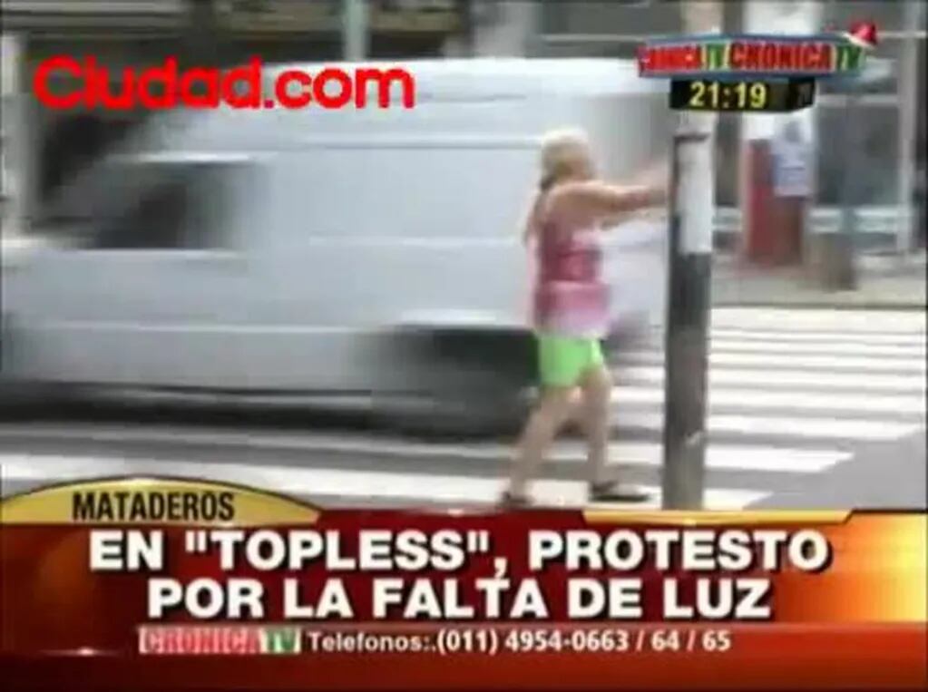 Video de Crónica TV: Una mujer protestó en topless, indignada por la falta de luz