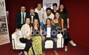El elenco y sus amigos, felices en la avant de Caito (Foto: Jennifer Rubio). 
