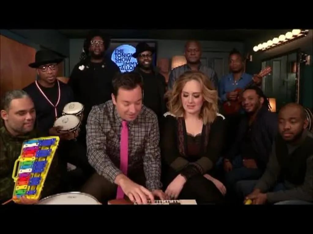 Adele se atrevió a cantar acompañada por instrumentos musicales de juguete