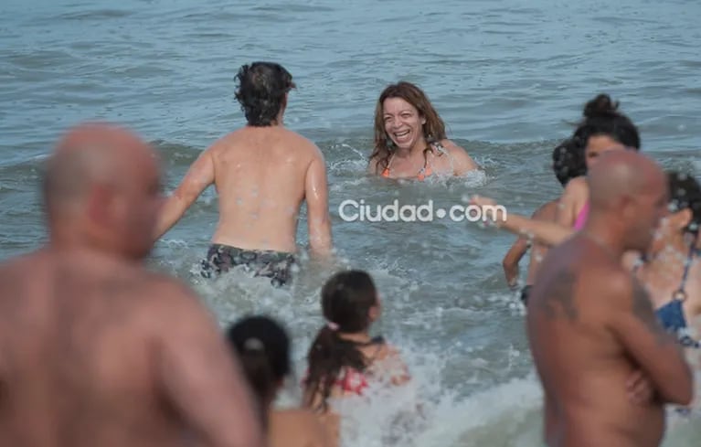 Las fotos del divertido chapuzón de Lizy Tagliani y Mike Amigorena en Mar del Plata