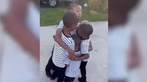 Estos hermanos dan una sorpresa a su hermano pequeño tras el primer día de colegio