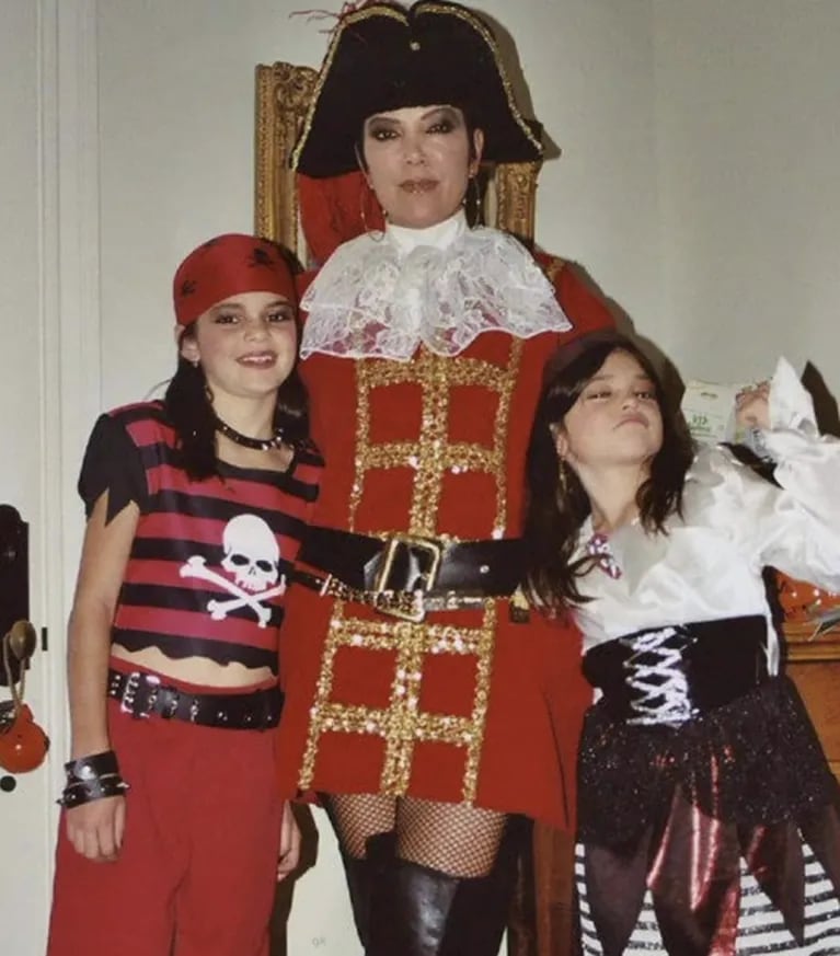 La tierna foto retro de Kylie con Kendall y Kris Jenner en Halloween, luciendo su disfraz favorito