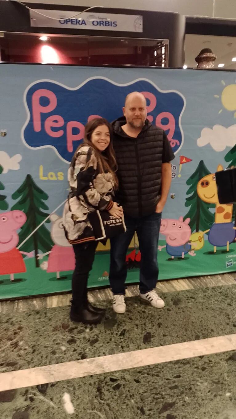 Vacaciones de invierno: Eugenia Tobal y Adabel Guerrero llevaron a sus hijas al teatro