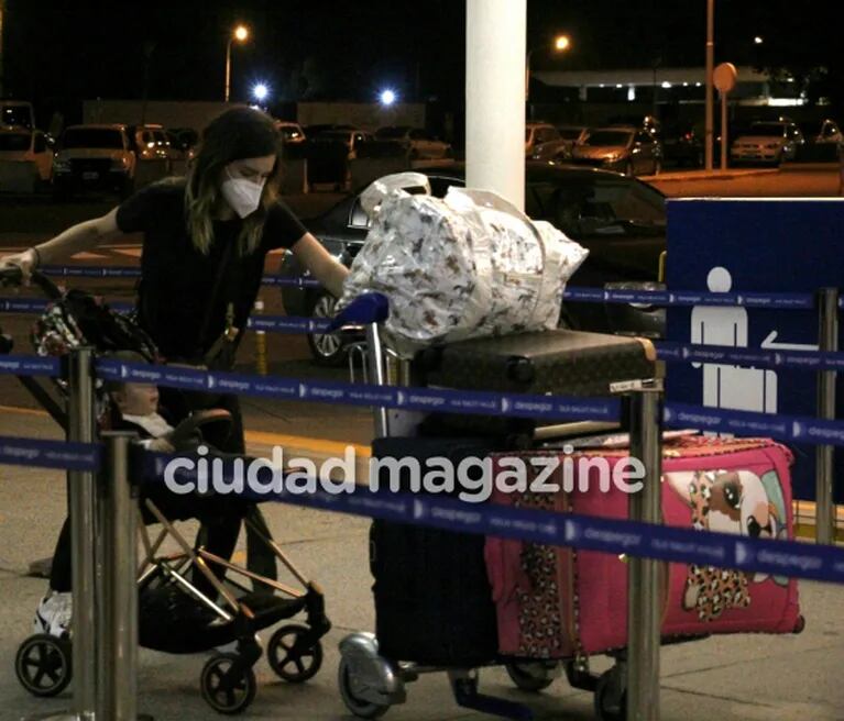 Las fotos de la China Suárez con Magnolia y Amancio en Ezeiza rumbo a Miami