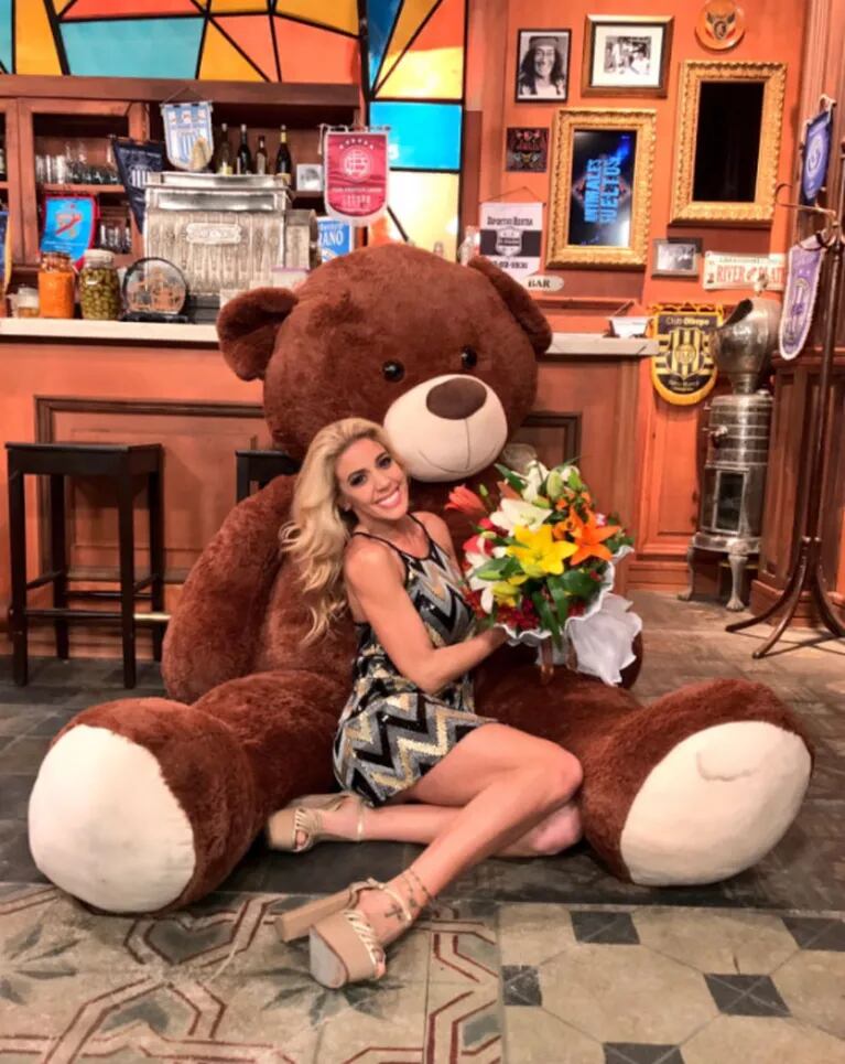 Virginia Gallardo recibió un enorme oso de peluche de un admirador secreto: "Al que me lo mandó, gracias" 