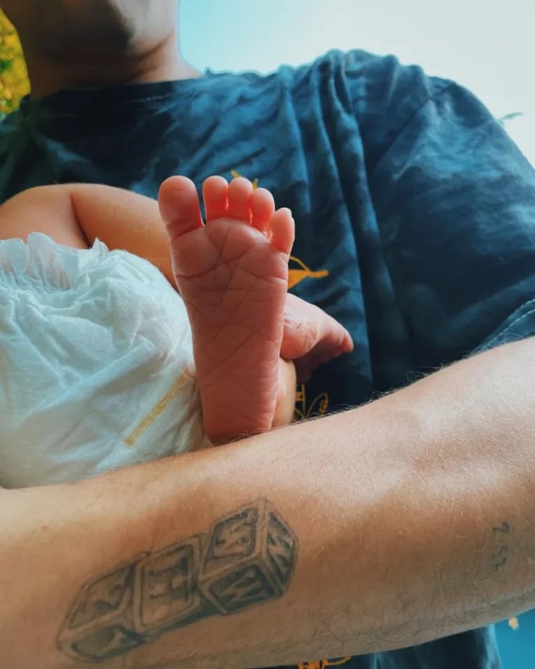 Nació Apolo, el hijo de Mau Montaner y Sara Escobar: las primeras fotos del recién nacido