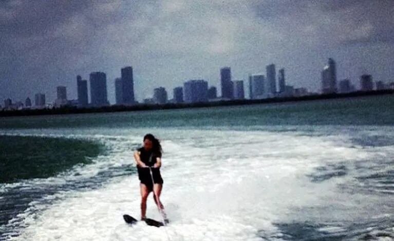 Lola Ponce haciendo ski acuático. (Foto: Instagram aarondiaz)