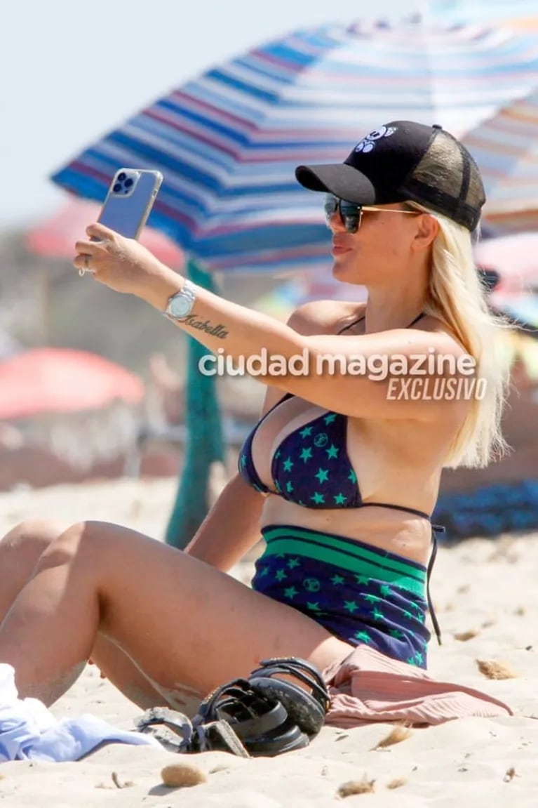 Las fotos de Wanda Nara en la playa de Ibiza: bikini con estrellas, selfies y diversión