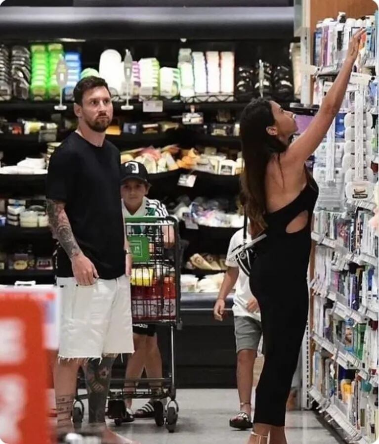 Leo Messi fue captado en un supermercado de Miami y Antonela Roccuzzo destacó por su look