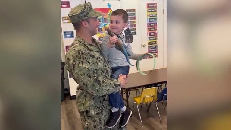 Este padre volvió a casa antes de tiempo para sorprender a su familia tras casi un año de servicio militar