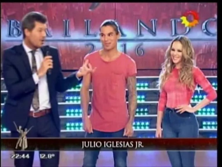Julio Iglesias Jr. recibió la visita sorpresa de "su hermano Enrique" en ShowMatch: ¡mirá la imperdible imitación de Roberto Peña!