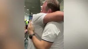 Padre e hijo se reencontraron en el aeropuerto tras más de dos años sin verse y grabaron el emotivo momento