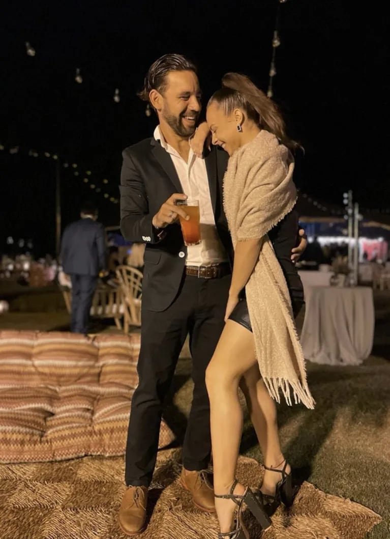 Cachete Sierra y Fiorella Giménez se mostraron súper enamorados en un casamiento: "Te amo"