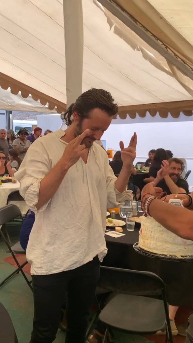 La foto de Benjamín Vicuña celebrando su cumpleaños, lejos de la China Suárez: cruzó los dedos y pidió deseos