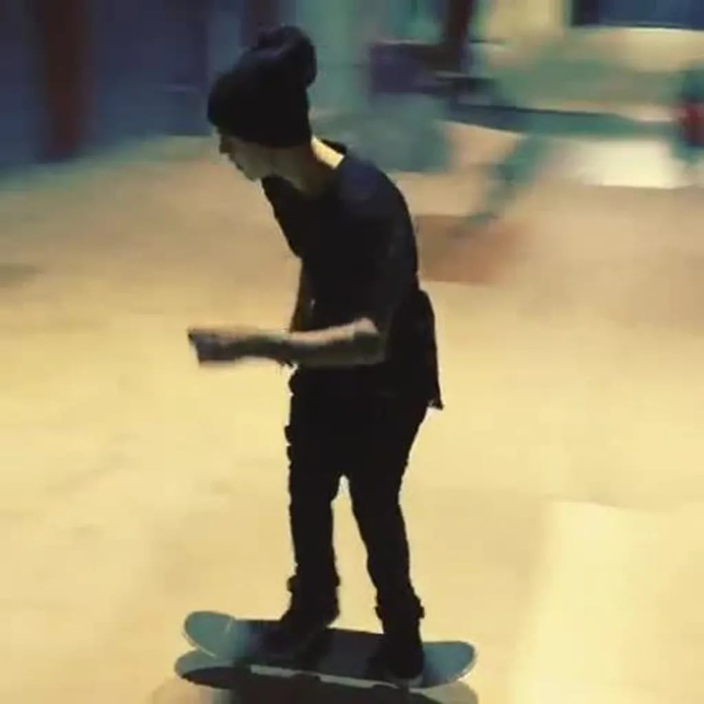 La graciosa caída de Justin Bieber mientras anda en su skate