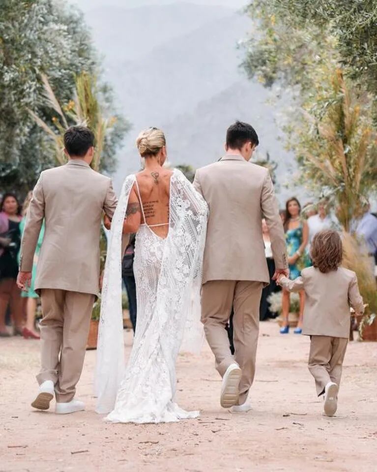 Florencia Peña, de los brazos de sus hijos en su boda, lució un despampanante vestido: "Celebrando el amor"
