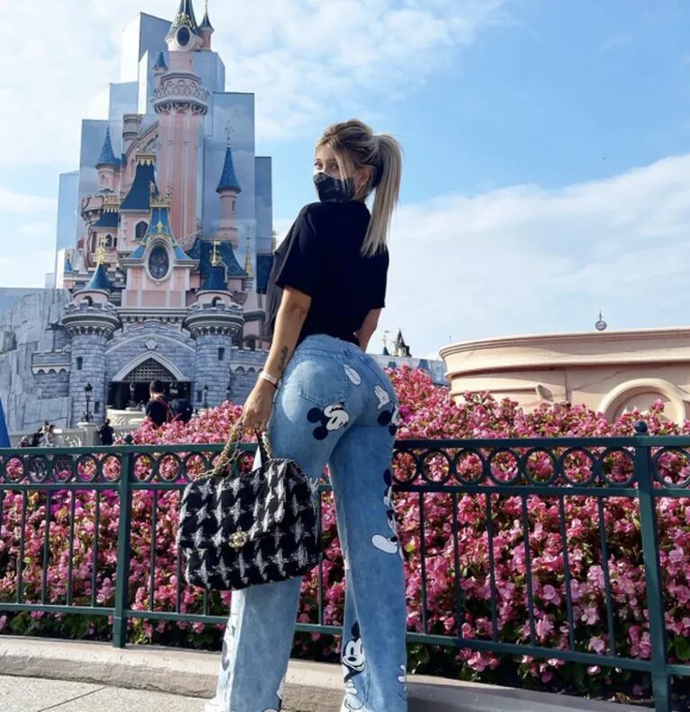 Wanda Nara lució pantalones de Mickey Mouse para visitar Disney Paris con Zaira