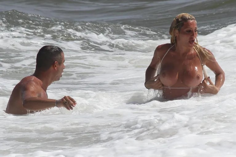 Vicky Xipolitakis, diosa en Punta del Este: blooper hot, topless y... ¿quién es el hombre que la acompaña?