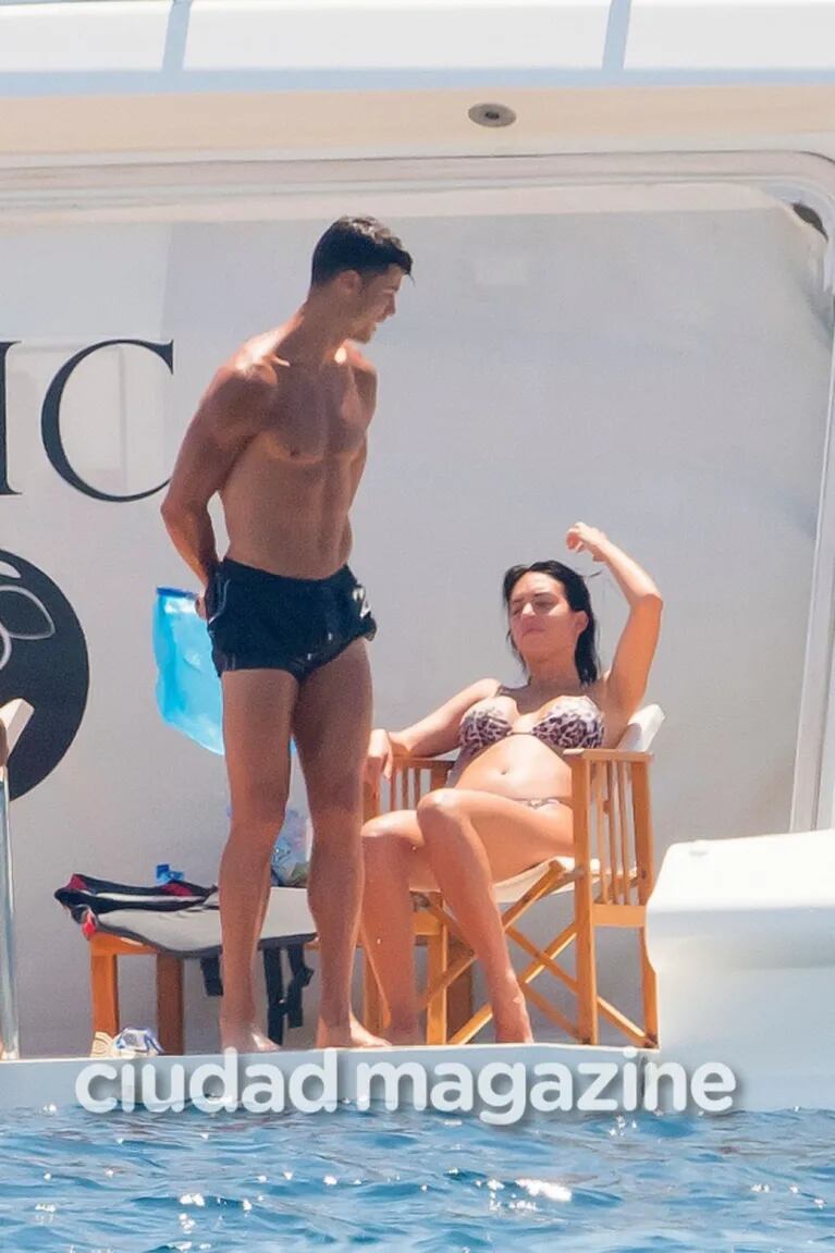 Cristiano Ronaldo y su mujer Georgina Rodríguez disfrutan en familia de la dolce vita en un espectacular yate en St.Tropez