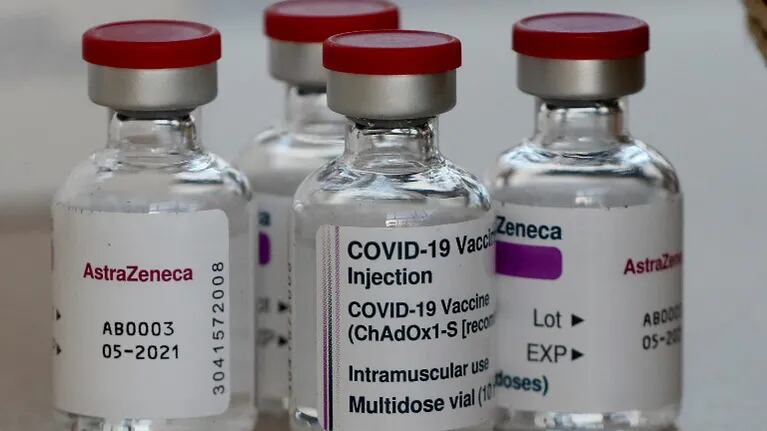 España administrará la vacuna de AstraZeneca a personas de 18 a 55 años. Foto: AP.