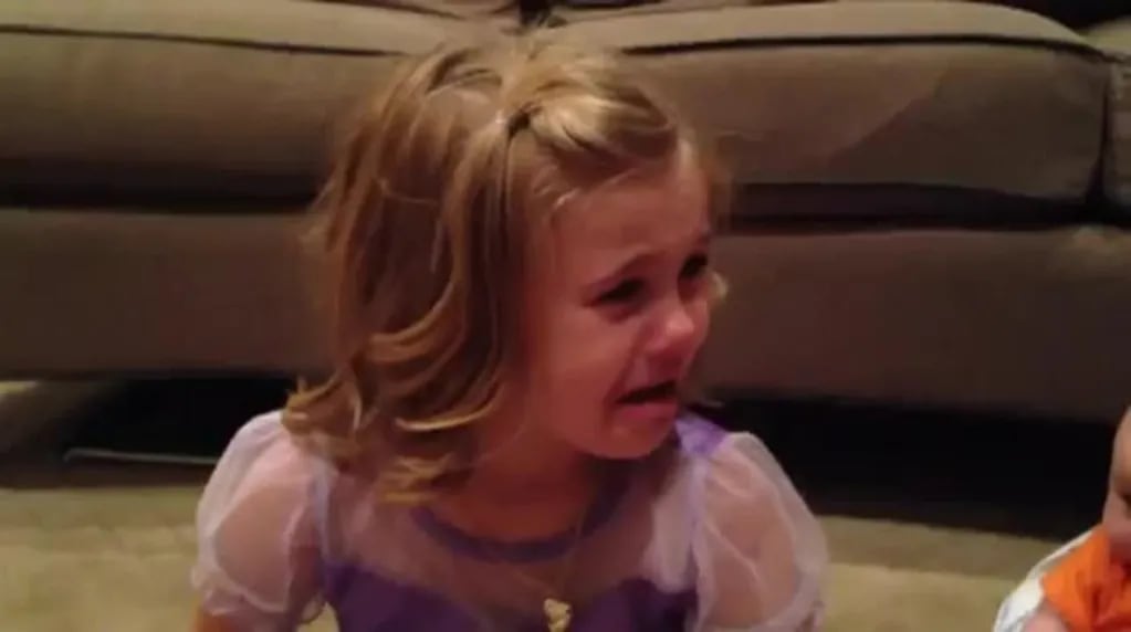 La nena que llora porque no quiere que su hermanito crezca 