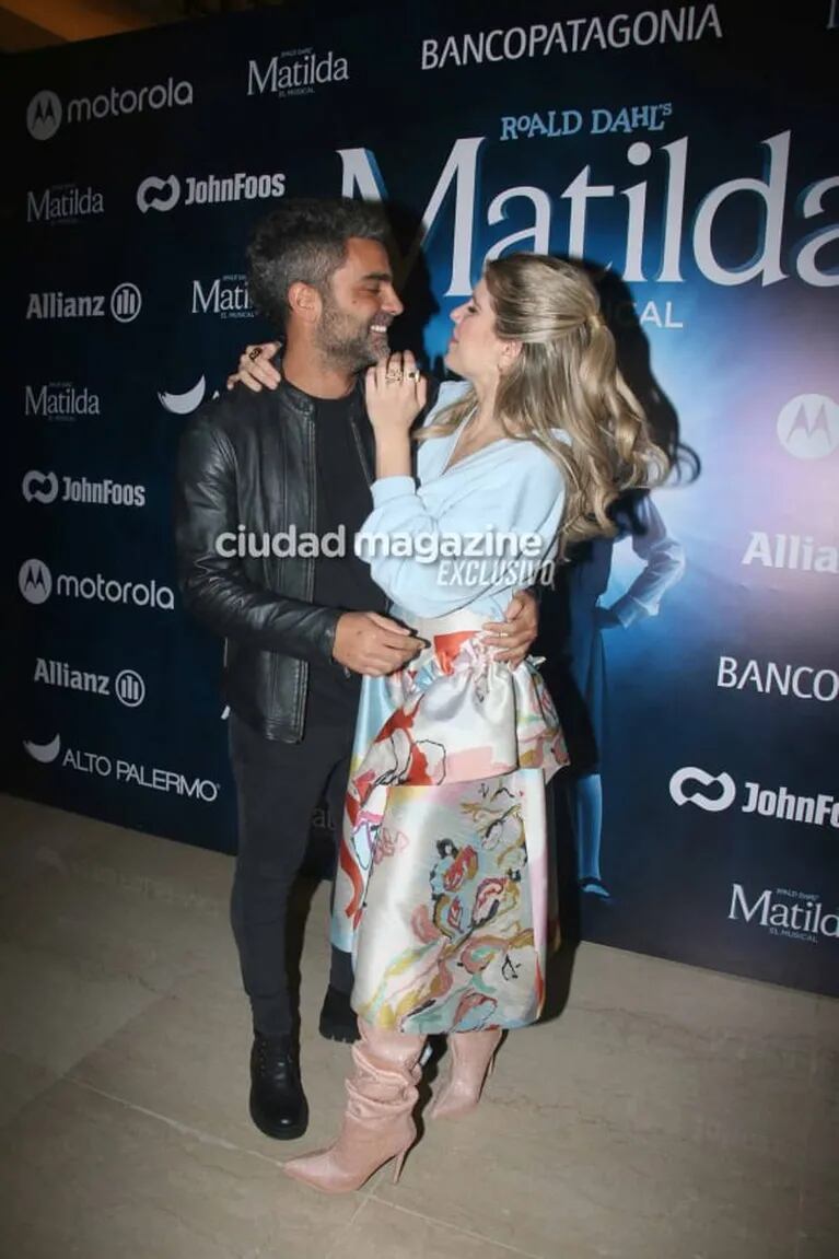 Laurita Fernández y Peluca Brusca, a los besos en la función de prensa de Matilda: las fotos de la pareja