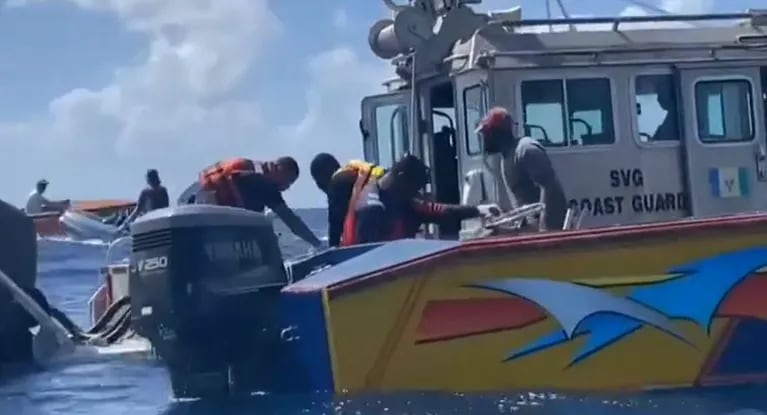  Los cuerpos fueron rescatados por la Guardia Costera de San Vicente. Foto: Captura Video