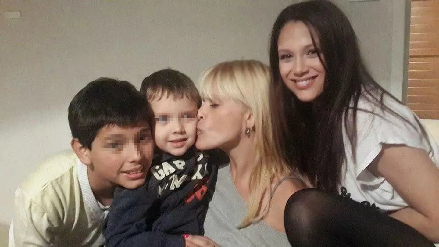 Nazarena Vélez junto a sus tres hijos. (Foto: @veleznazarena)
