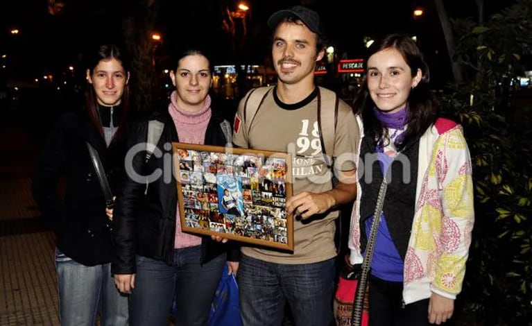 Benjamín Rojas y sus fans en la puerta del teatro (Foto: Jennifer Rubio). 